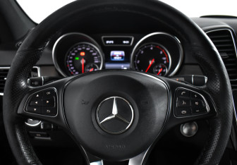 Подержанный автомобиль Mercedes-Benz GLE 2015 года (19 фото)