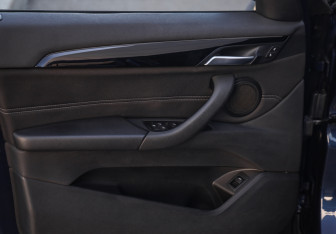 Подержанный автомобиль BMW X1 2017 года (21 фото)