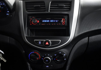 Подержанный автомобиль Hyundai Solaris Hatchback 2012 года (16 фото)