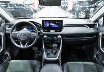 Подержанный автомобиль Toyota RAV4 2025 года (18 фото)