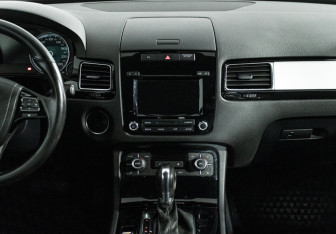 Подержанный автомобиль Volkswagen Touareg 2011 года (14 фото)