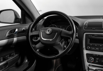 Подержанный автомобиль Skoda Octavia Liftback 2011 года (15 фото)