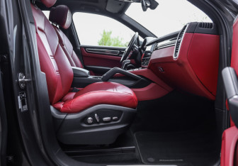 Подержанный автомобиль Porsche Cayenne 2018 года (30 фото)