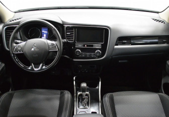 Подержанный автомобиль Mitsubishi Outlander 2019 года (14 фото)