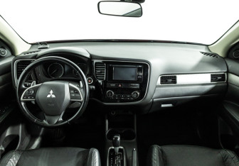 Подержанный автомобиль Mitsubishi Outlander 2014 года (13 фото)
