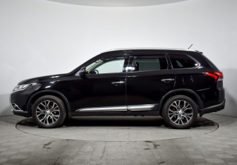 Подержанный автомобиль Mitsubishi Outlander 2016 года (8 фото)