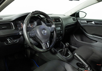 Подержанный автомобиль Volkswagen Jetta Sedan 2012 года (10 фото)