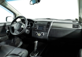 Подержанный автомобиль Nissan Tiida Hatchback 2010 года (9 фото)