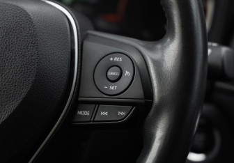 Подержанный автомобиль Toyota RAV4 2022 года (16 фото)