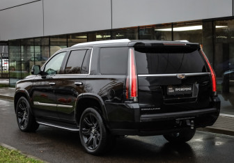 Подержанный автомобиль Cadillac Escalade Suv 2018 года (7 фото)