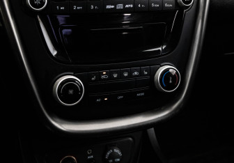 Подержанный автомобиль FAW Besturn X80 2017 года (14 фото)