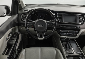 Подержанный автомобиль Kia Carnival 2018 года (11 фото)