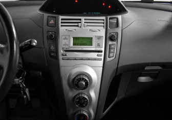Подержанный автомобиль Toyota Yaris Hatchback 2006 года (16 фото)