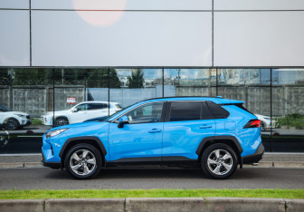 Подержанный автомобиль Toyota RAV4 2021 года (9 фото)