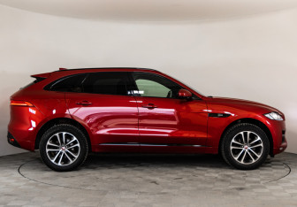 Подержанный автомобиль Jaguar F-Pace 2017 года (4 фото)