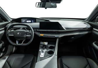 Подержанный автомобиль Changan UNI-V 2023 года (13 фото)