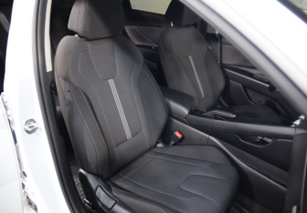 Подержанный автомобиль Hyundai Elantra Sedan 2021 года (20 фото)