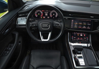 Подержанный автомобиль Audi Q8 2018 года (12 фото)