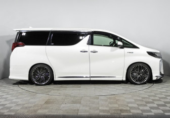 Подержанный автомобиль Toyota Alphard 2020 года (4 фото)