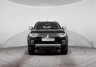Подержанный автомобиль Mitsubishi Pajero Sport 2012 года (2 фото)