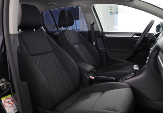 Подержанный автомобиль Volkswagen Golf Hatchback 2009 года (17 фото)