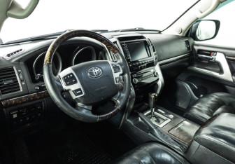 Подержанный автомобиль Toyota Land Cruiser Suv 2012 года (11 фото)