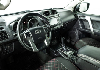 Подержанный автомобиль Toyota Land Cruiser Prado 2013 года (11 фото)