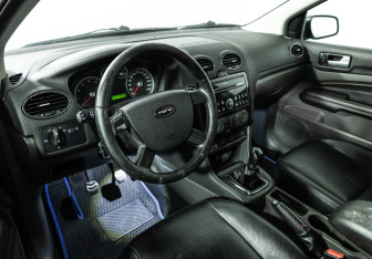 Подержанный автомобиль Ford Focus Sedan 2006 года (11 фото)
