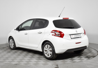 Подержанный автомобиль Peugeot 208 2013 года (7 фото)
