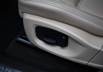 Подержанный автомобиль Jaguar F-Pace 2017 года (25 фото)