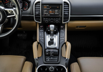 Подержанный автомобиль Porsche Cayenne 2015 года (20 фото)