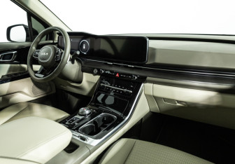 Подержанный автомобиль Kia Carnival 2022 года (9 фото)