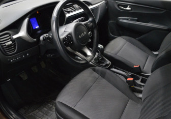 Подержанный автомобиль Kia Rio Hatchback 2021 года (10 фото)