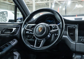 Подержанный автомобиль Porsche Macan 2018 года (27 фото)