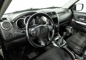 Подержанный автомобиль Suzuki Grand Vitara 2011 года (11 фото)