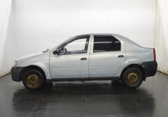 Подержанный автомобиль Renault Logan Sedan 2009 года (8 фото)