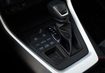 Подержанный автомобиль Toyota RAV4 2022 года (13 фото)