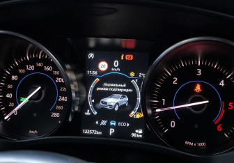 Подержанный автомобиль Jaguar F-Pace 2018 года (37 фото)