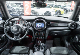 Подержанный автомобиль MINI Hatch 2019 года (15 фото)