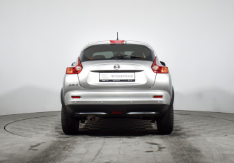 Подержанный автомобиль Nissan Juke 2012 года (6 фото)