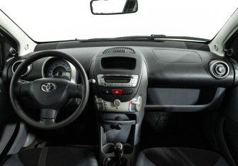 Подержанный автомобиль Toyota Aygo 2006 года (13 фото)