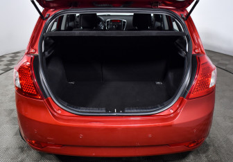 Подержанный автомобиль Kia Ceed Hatchback 2011 года (19 фото)