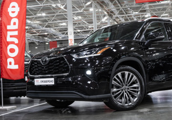 Подержанный автомобиль Toyota Highlander 2021 года (2 фото)