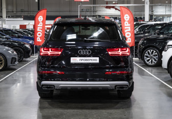Подержанный автомобиль Audi Q7 2017 года (9 фото)