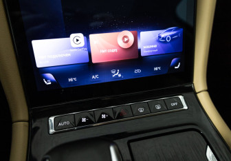 Подержанный автомобиль Hongqi H5 2023 года (18 фото)