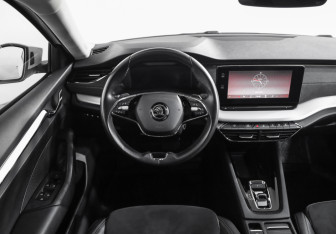 Подержанный автомобиль Skoda Octavia Liftback 2021 года (11 фото)