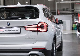 Подержанный автомобиль BMW X3 2022 года (10 фото)