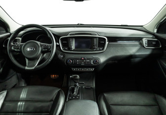 Подержанный автомобиль Kia Sorento 2017 года (13 фото)
