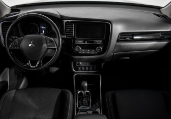 Подержанный автомобиль Mitsubishi Outlander 2019 года (14 фото)
