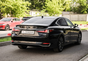 Подержанный автомобиль Lexus ES 2019 года (6 фото)